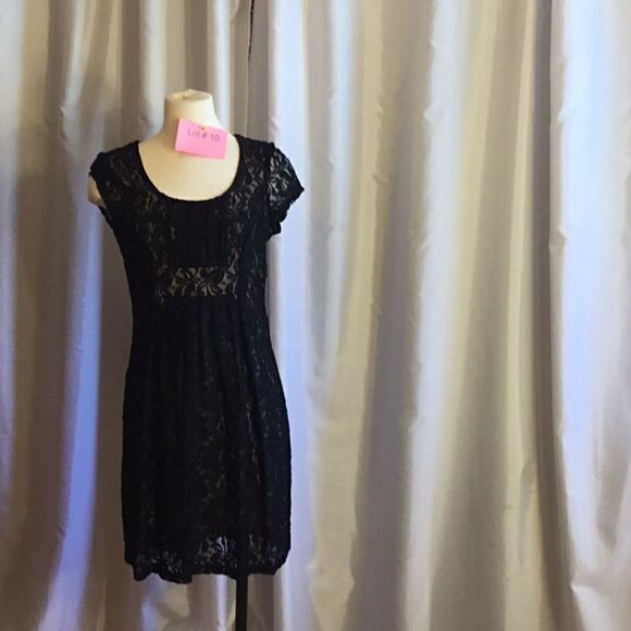 NWOT short sleeved dress in size 8 nude lining with black lace overlay - Picture 1 of 12